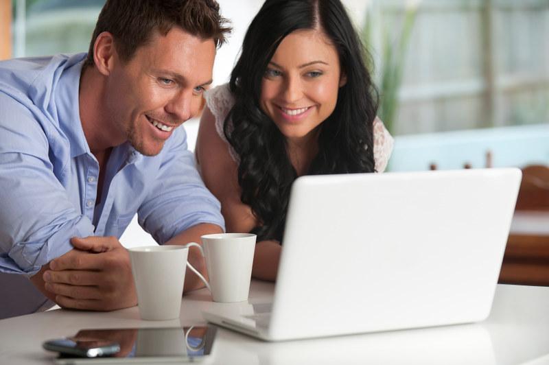 Couple purchasing a custom order Ford model from SouthBayFord.com on a laptop