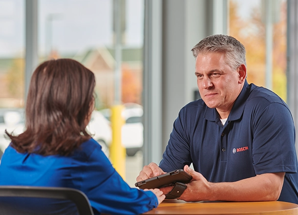 Bosch Auto Service consultant performing a business health assessment