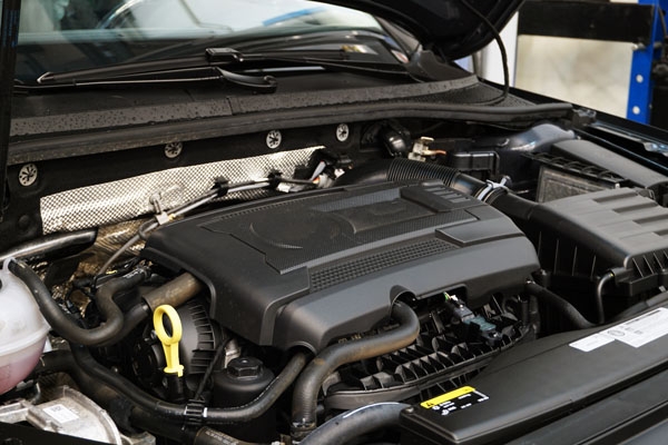 Volkswagen Mechanic | Bosch Auto Service Volkswagen engine tune up at a Bosch Auto Service