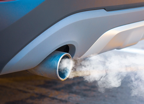 Bosch Auto Service | Exhaust pipe with smoke