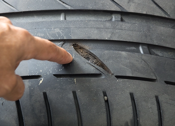 Bosch Auto Service | Technician Pointing to Tire Crack