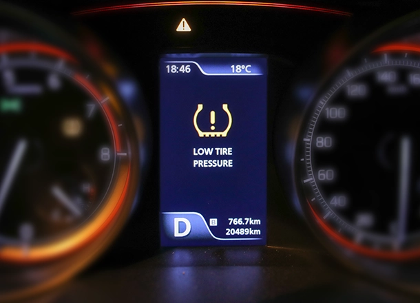 Bosch Auto Service | Dashboard with Tire Pressure Warning Light